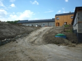 Příjezdová cesta ke stájím - červen 2011 Příjezdová cesta ke stájím - červen 2011